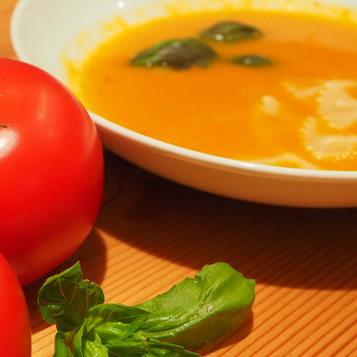 Vegane Tomatensuppe Mit Nudeln Und Basilikum